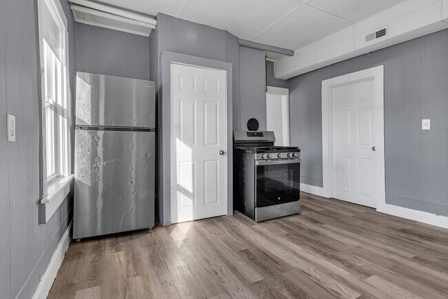 Building Photo - 13 Plain St