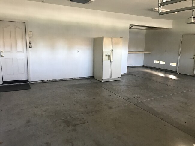Building Photo - Beautiful 4 Bedroom, 2.5 Bath Master BR downstairs Tracy Home