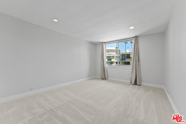 Building Photo - 809 S Bundy Dr