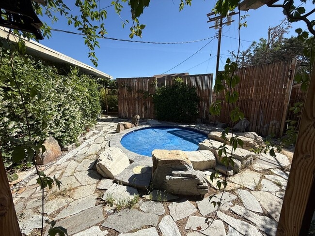 Building Photo - High Desert Retreat- 3 Bedrooms, 2 Bathroo...