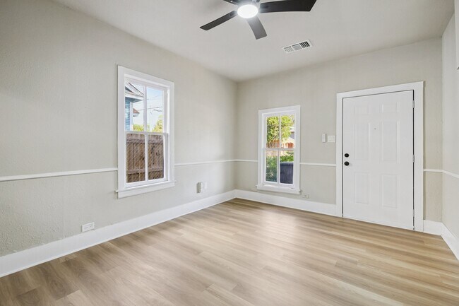 Building Photo - 2332 E hughston 78202
