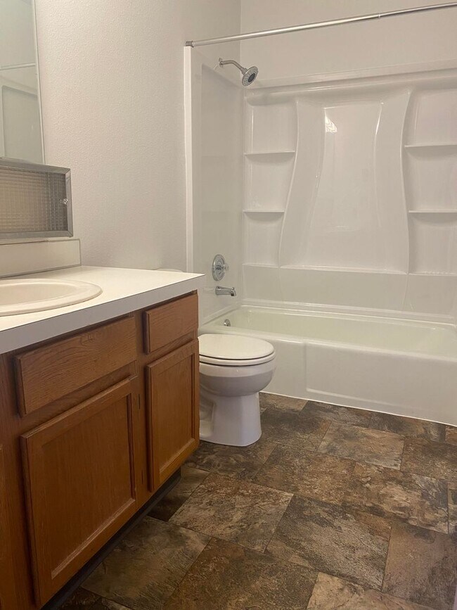 Building Photo - 2 Bedroom 1 Bath Centrally Located! Close ...