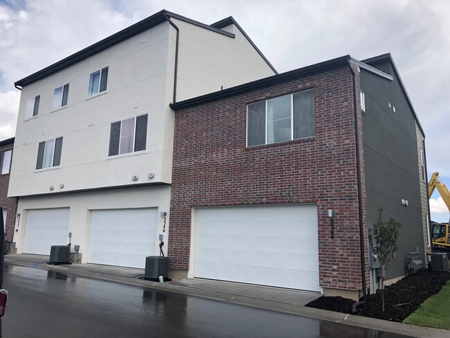 Building Photo - Luxury 2 Bedroom Townhome in Herriman!!