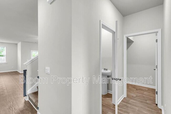 Building Photo - 205 Maple Hl Dr