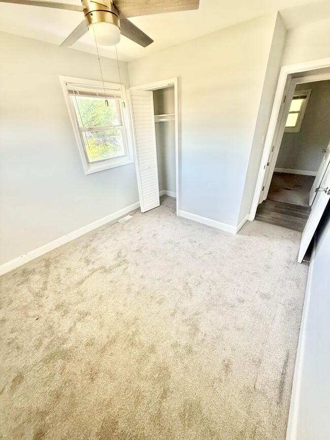 Building Photo - ***3 Bed Ranch with off-street parking and...