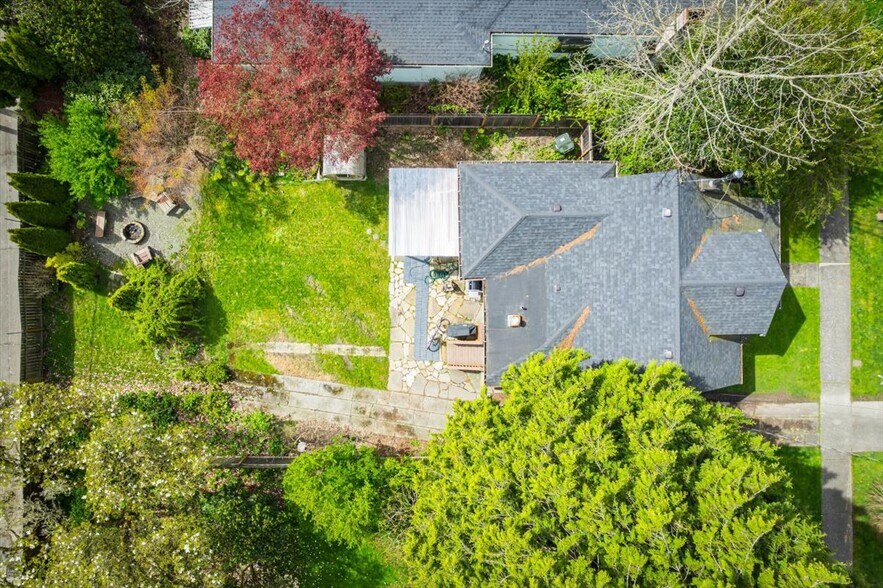 Building Photo - 817 S Sullivan St