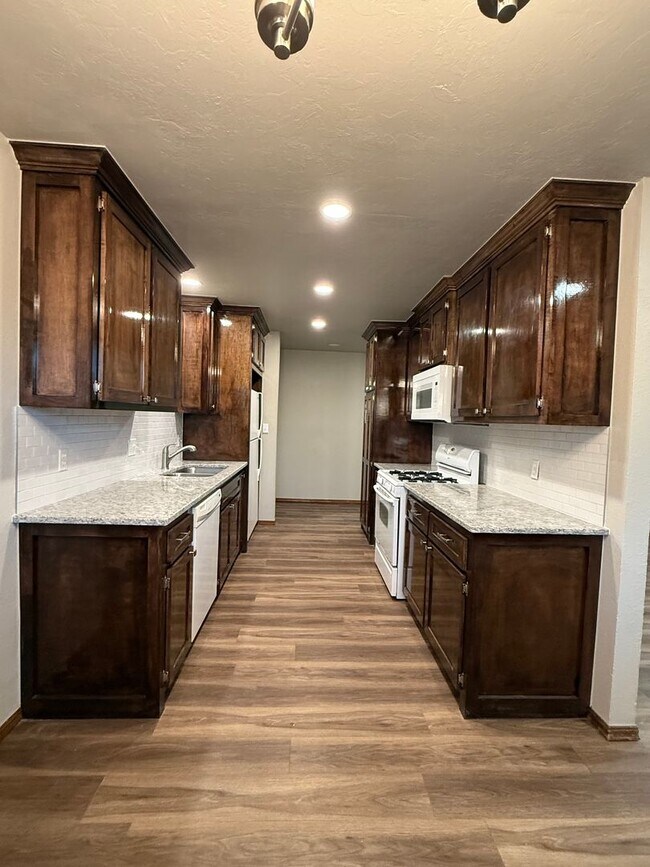 Building Photo - Complete new remodel 3-2-2 home off Broadway in the heart of Moore!