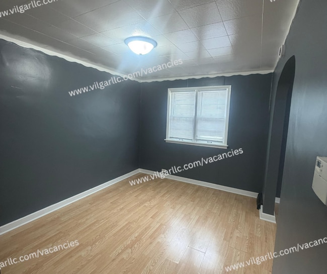 Building Photo - 4-bedrooms, 1-Bath - 2-floor Duplex Home