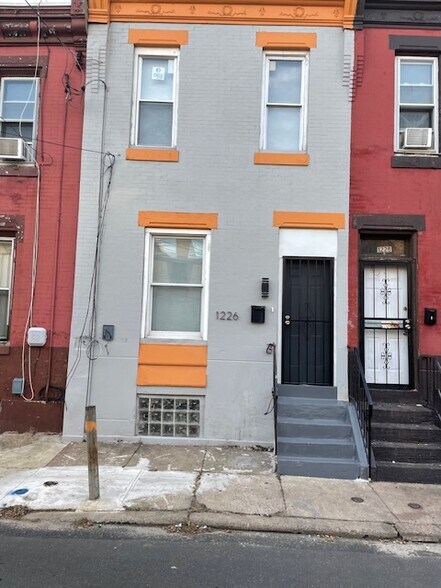 Primary Photo - 1226 W Oakdale St