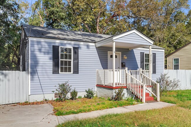 Building Photo - Charming North Charleston Home