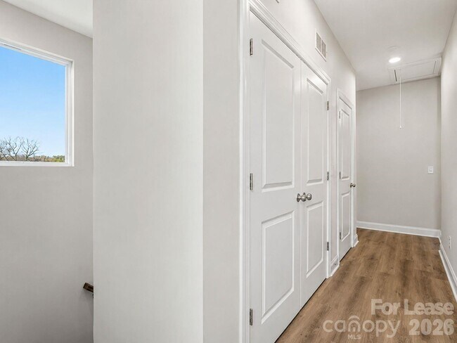 Building Photo - 8935 Sharonbrook Dr