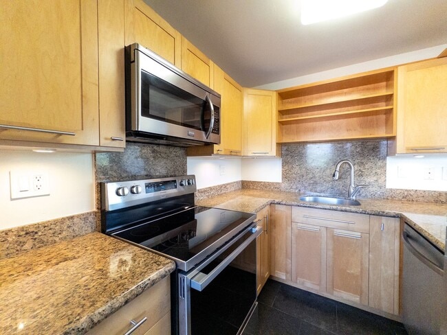 Building Photo - Spacious 1-Bedroom + Bonus Room Townhouse ...