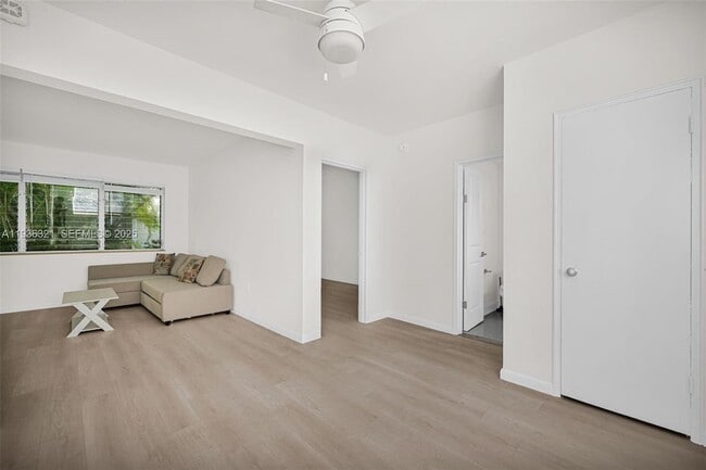 Building Photo - 4730 Pine Tree Dr