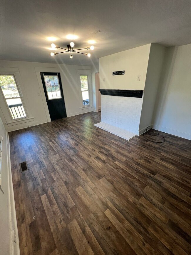Building Photo - Great 4 Bedroom Minutes from Downtown