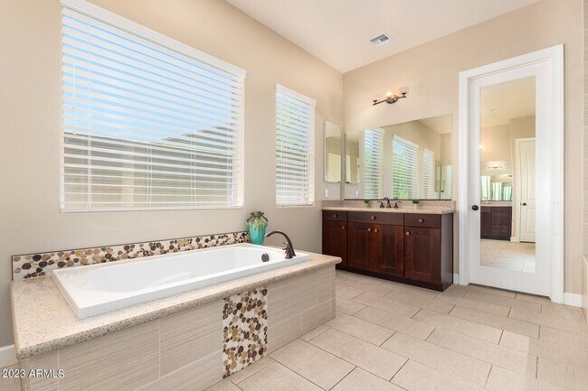 Building Photo - Gorgeous 5 bed 4.5 bath single level home in Scottsdale