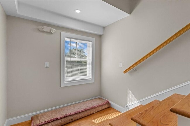 Building Photo - 16 Brinley St