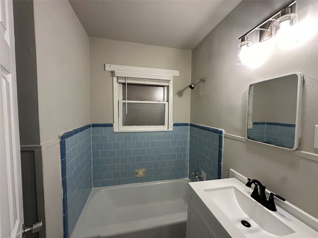 Building Photo - 2717 Napoleon St