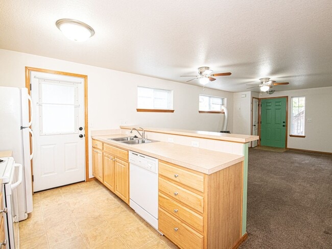 Building Photo - Cozy, lower level 2-bdrm/1-bath Hazelwood duplex. Portable AC, in-unit laundry, fenced side yard/...