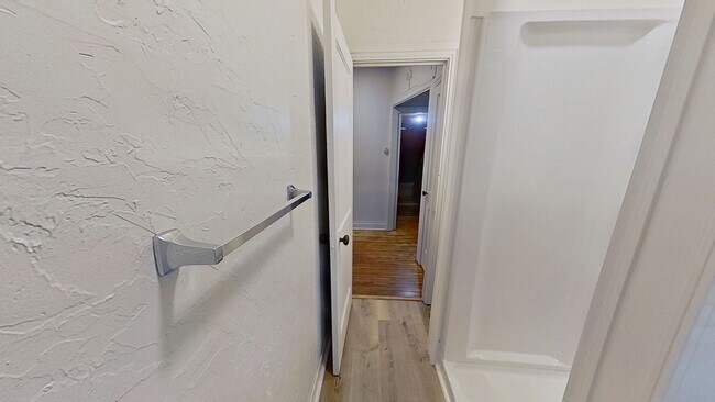 Building Photo - 1st Floor Apartment