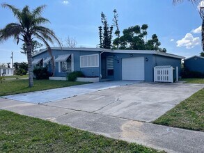 Building Photo - Convenient Port Charlotte Location!