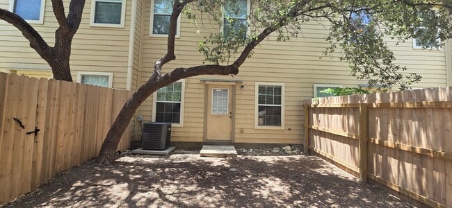 Building Photo - 3 Bedroom Townhome near Medical Center