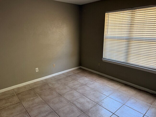 Building Photo - Fenced yard with NO CARPET in Melody Hills!