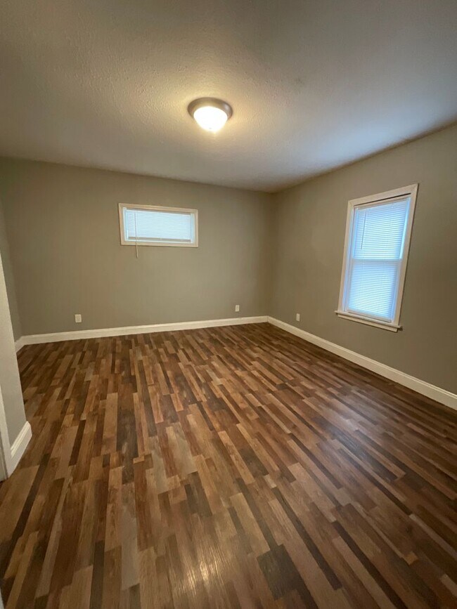 Building Photo - Stunning 3BR/1BA Home - HUGE fenced-in Backyard!