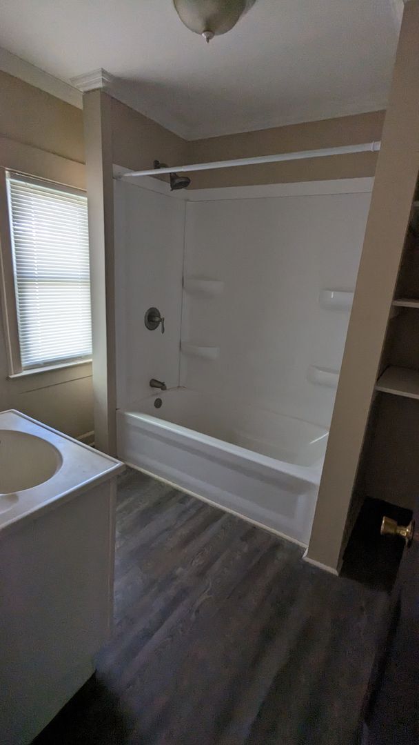 Building Photo - East End home near hospital, restaurants, grocery