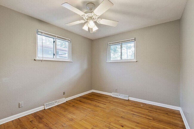 Building Photo - 400 Tedmon Dr