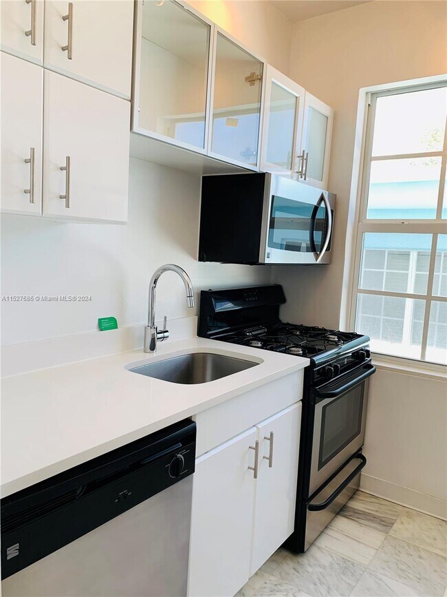 Building Photo - 2840 Pine Tree Dr