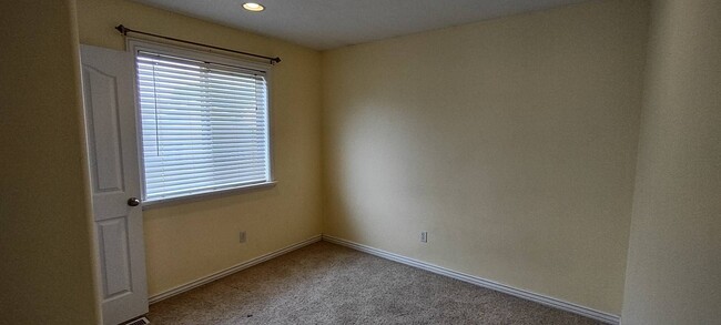 Building Photo - Quaint Home in Eagle Mountain w 2 car garage!