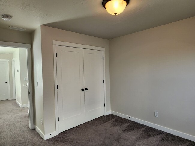 Building Photo - Great 3 Bd 2 Ba Townhome 2 Car Garage