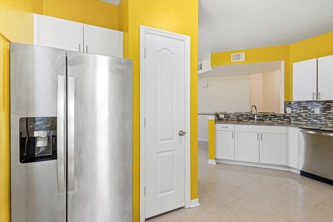 Building Photo - 110 SW Peacock Blvd