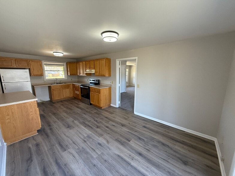 Building Photo - 4918 Dwight Dr