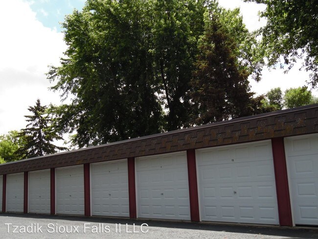 Building Photo - 2 br, 1 bath Apartment - 1900 W 6th St.