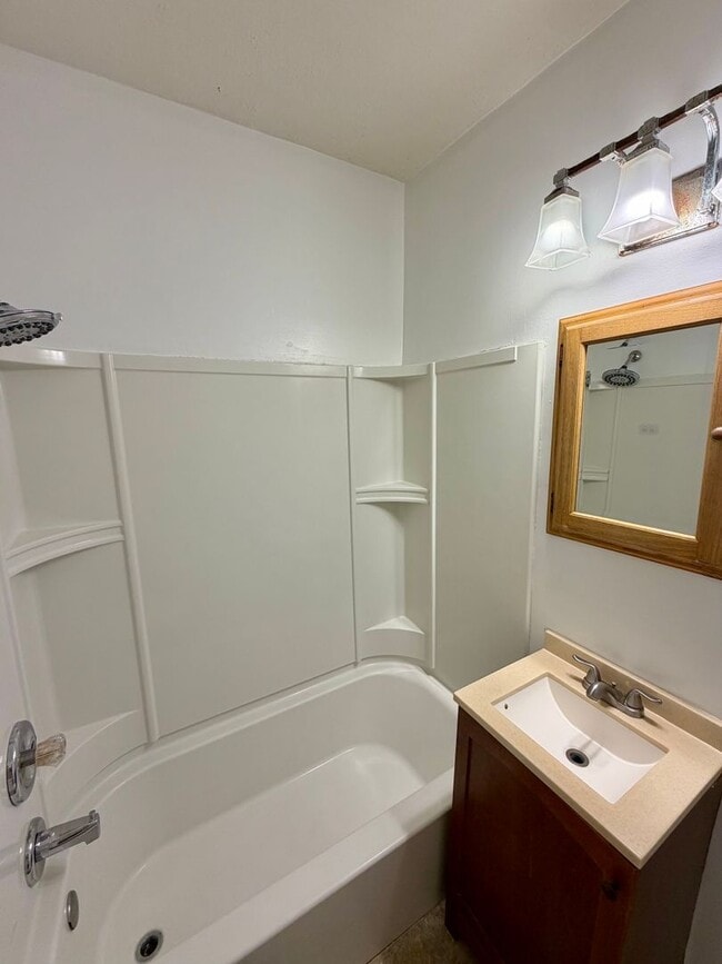 Building Photo - Spacious 3 bed/1.5 Bedroom House Close to Blackstone and Major Universities