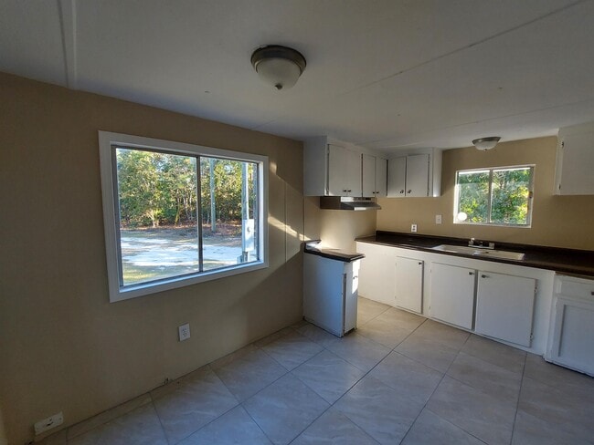 Building Photo - 119 E Woods Ct