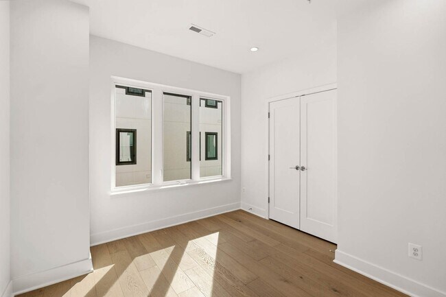 Building Photo - Bloomingdale Townhome | 3 Bed + Den | 3.5 Bath | 1,800 Sf | Large Private Rooftop Deck & Balcony ...