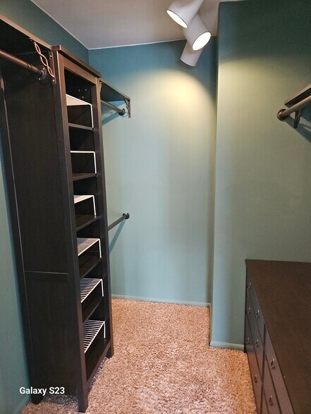 Building Photo - 6033 N Sheridan Rd