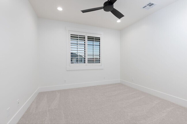 Building Photo - 6 bed / 4 bath / 3 car garage custom home in Pecan Valley