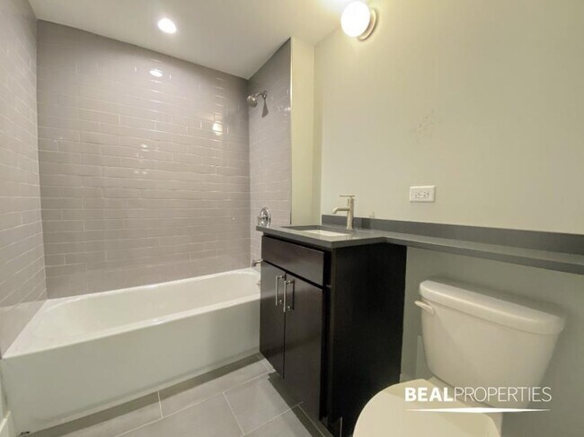 Building Photo - 2 bedroom in EVANSTON IL 60202