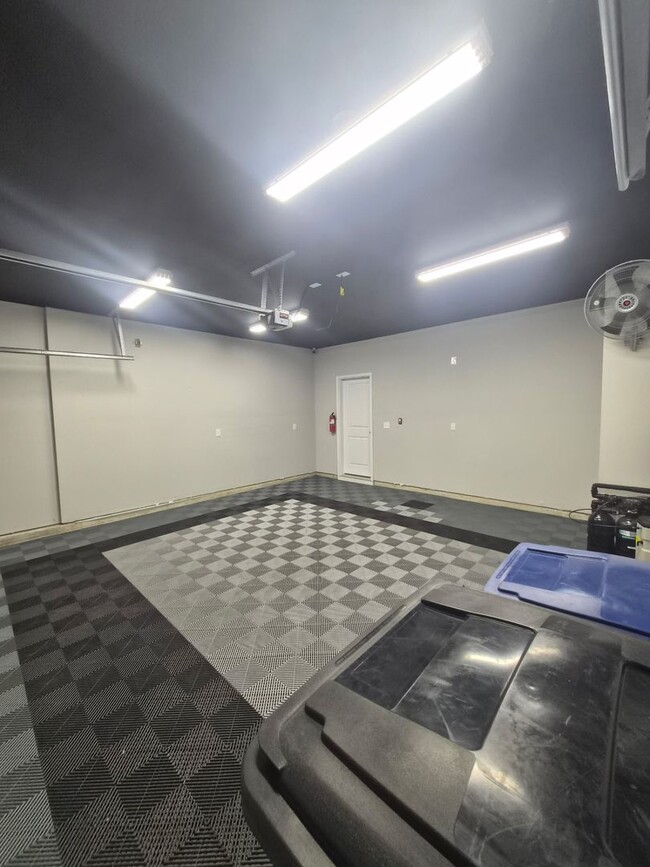 Building Photo - 301 Harvest Mdw Xing