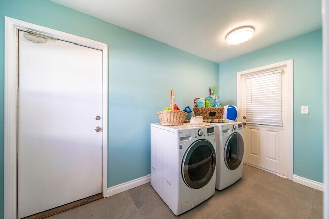 Building Photo - 546 Catalina Dr