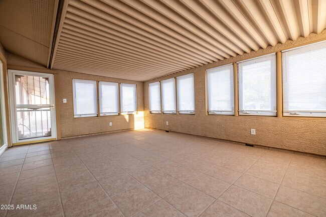 Building Photo - 10005 W Oak Ridge Dr