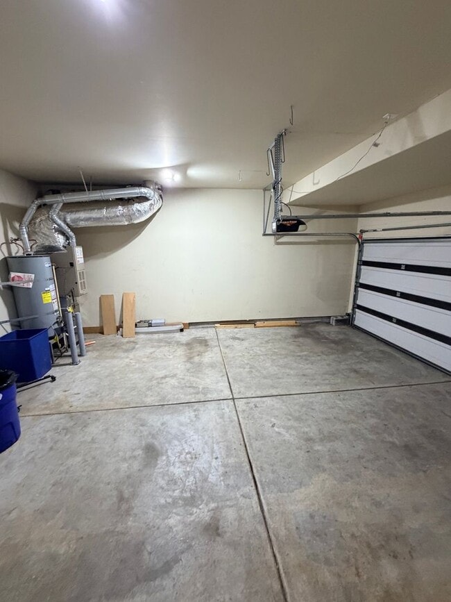 Building Photo - Spacious 3-Bed Home with Private Baths, Owners are offering a 10%discount to military families