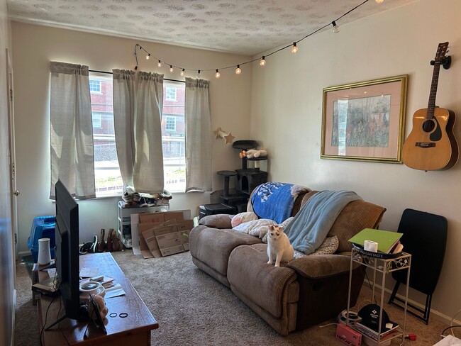 Building Photo - 2 Bedroom Duplex within walking distance o...