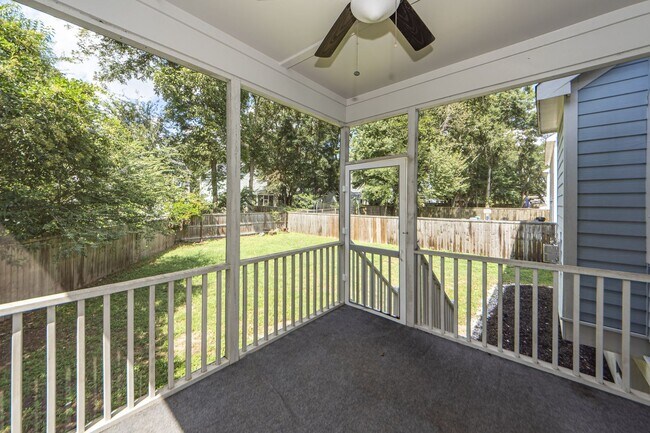 Building Photo - 4 Bedroom 3.5 Bath House in Lawton Park - ...