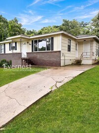 Building Photo - 3 Bed/1 Bath Home with Off-Street Parking / Pet-Friendly / Vouchers Accepted / Coming Soon!