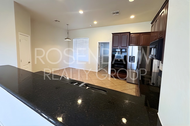 Building Photo - Gorgeous 3-bedrooms, 2-baths home in the h...