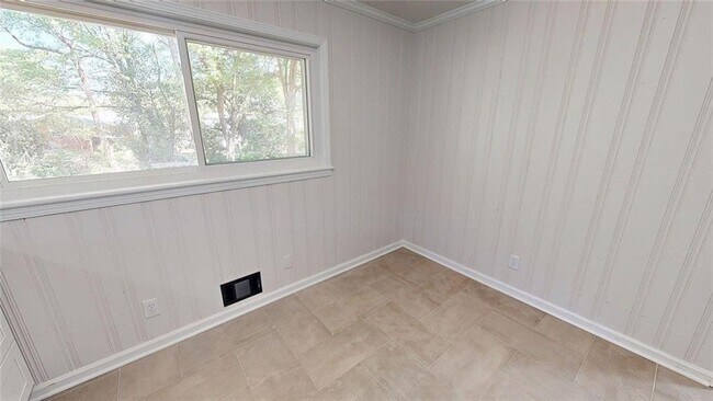 Building Photo - 8 Larose Dr SW